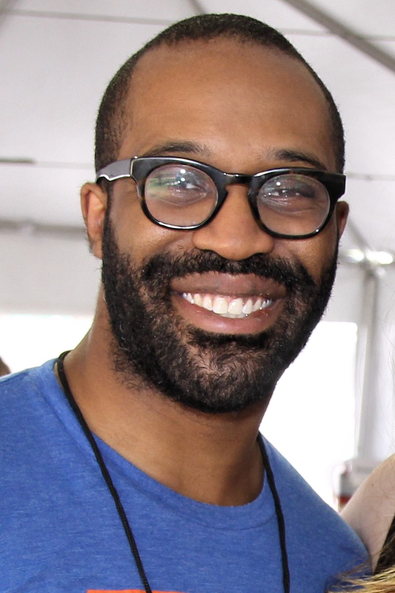 Tochi Onyebushi - Auteur