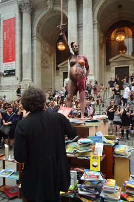 Quand il n'écrit pas, Neil Gaiman fait du body painting pour la bonne cause