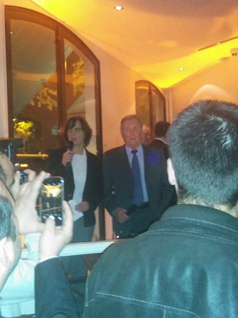 Isabelle Magnac et Albert Uderzo prennent la parole lors de la soirée de lancement du Papyrus de César