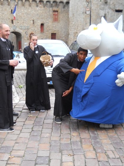 Le Chat et ses assistants bien peu orthodoxes