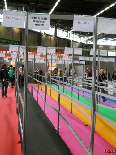 Les files de candidats aux dédicaces sont bien balisées