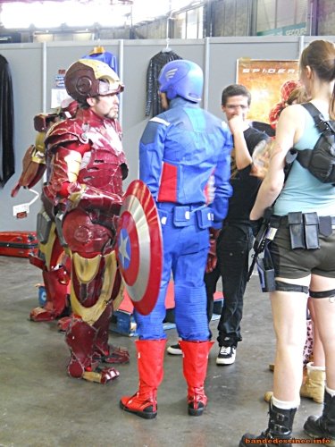 Iron Man et Captain America, ensemble, sous le regard de Lara Croft
