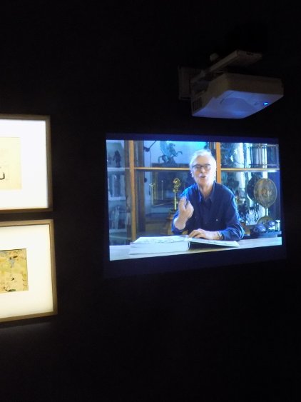 Des explications en vidéo par les commissaires de l'exposition (ici, François Schuiten)