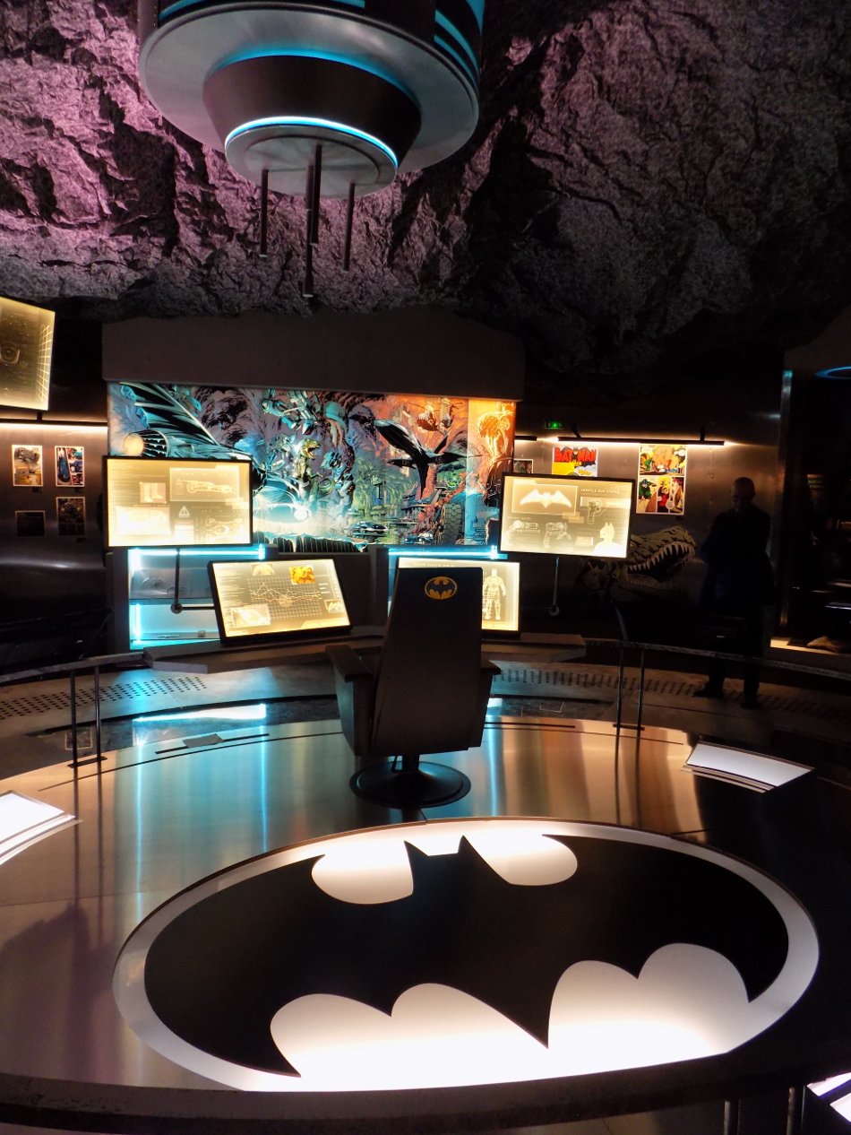 La batcave en taille réelle où le visiteur peut démabuler et se prendre pour Bruce Wayne
