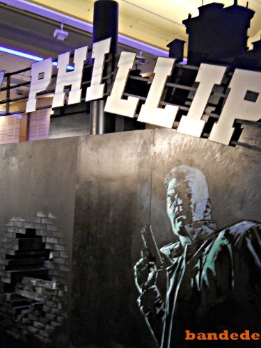 (8) Une superbe mise en scène pour cette exposition consacrée à Sean Phillips...