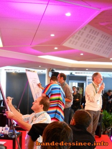 (11) Maester, en grand maître caricaturiste, s'est plié au jeu des dessins en direct