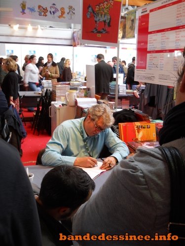 (15) Achdé, repreneur de Lucky Luke, dédicaçait en priorité pour les enfants. Les plus âgés ont dû prendre leur mal en patience...