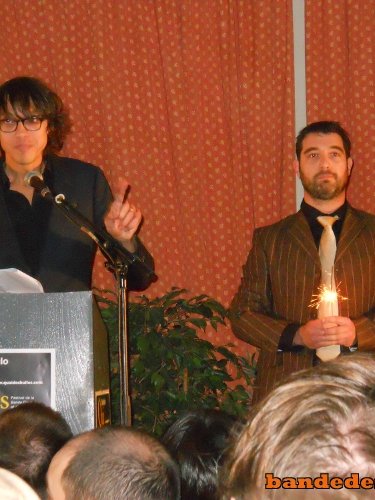 (7) Fabien Vehlman (à gauche) et Gwen De Bonneval (à droite sur la photo), en maîtres de cérémonie lors de la remise des Prix du festival