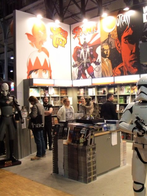 Du côté librairie, le Stand Delcourt était sous bonne garde... impériale