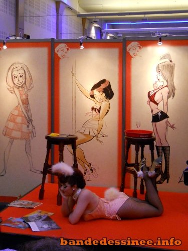 (1) Du croquis à la planche : une pin-up plus vraie que nature a joué le rôle de modèle pour les dessinateurs en herbe