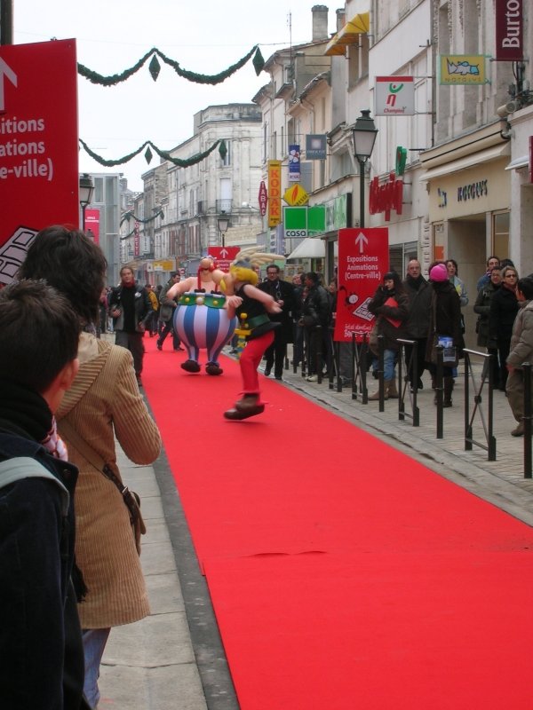 Astérix et Obélix participent joyeusement à la cérémonie