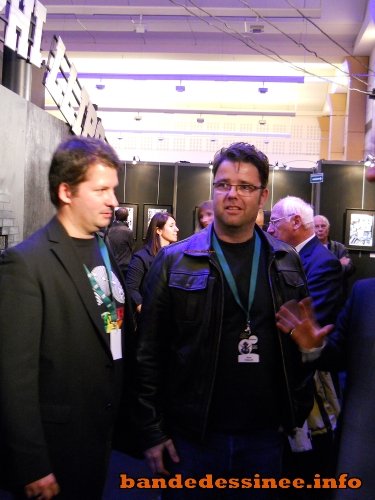 (2) Le dessinateur Sean Phillips (à droite), contemplait l'exposition qui lui était consacrée d'un oeil visiblement satisfait