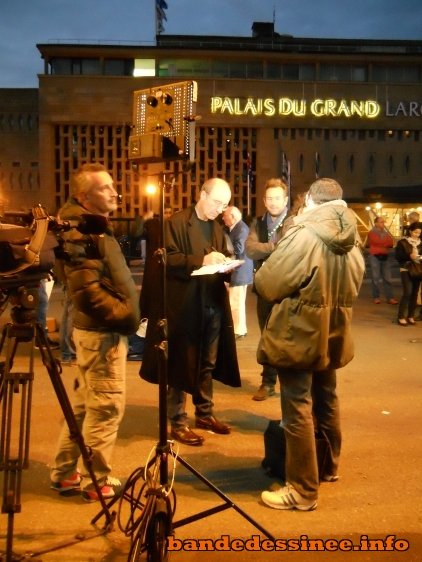 Philippe Geluck sollicité par ses fans en pleine rue