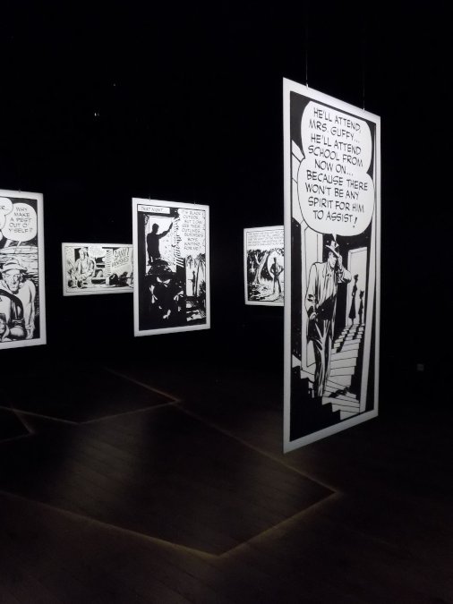 Presque fantômatiques, ces cases agrandies et suspendues