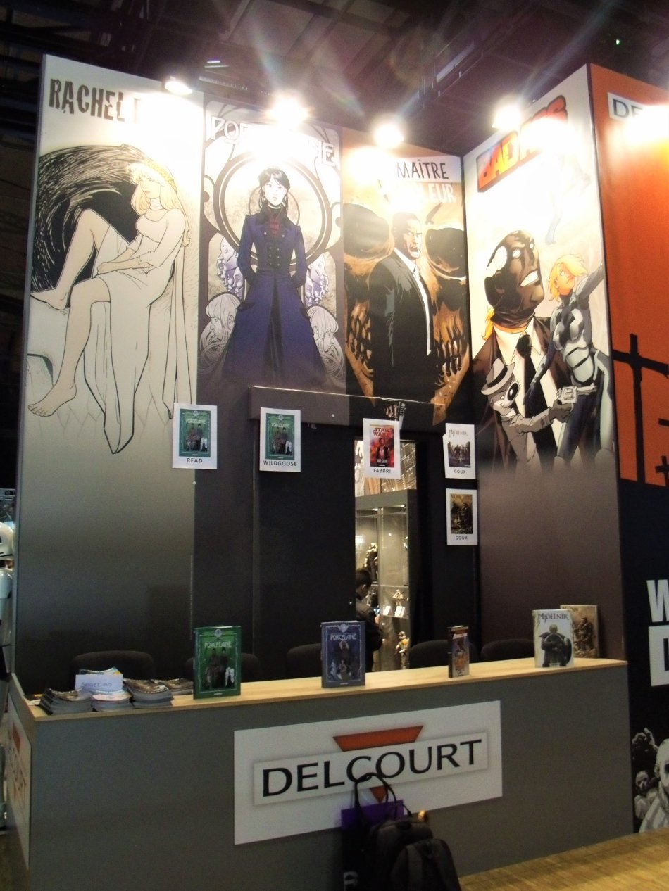 Le calme règne sur le stand Delcourt du côté des dédicaces. Ca ne durera pas