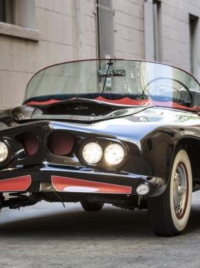 1 - La toute première Batmobile vendue pour 137 000 dollars